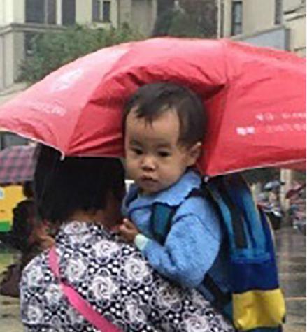 打伞小网红本尊现身 抱她的不是奶奶而是外婆