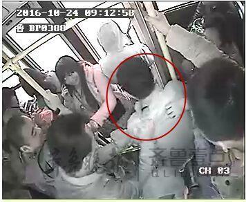 公交上猥亵女乘客遭“群殴”，男子求刺激被拘10天