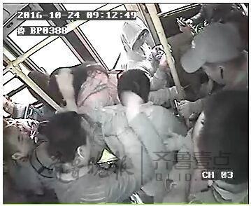 公交上猥亵女乘客遭“群殴”，男子求刺激被拘10天