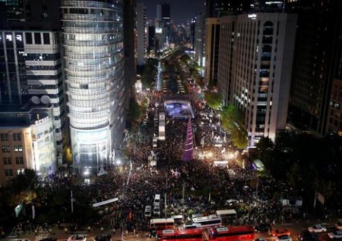 韩国民众29日参与在首尔广场举行的抗议集会，要求总统朴槿惠下台。