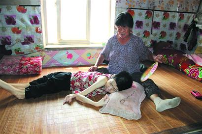 胶州女子患病卧床49年 母亲独自照顾不离不弃