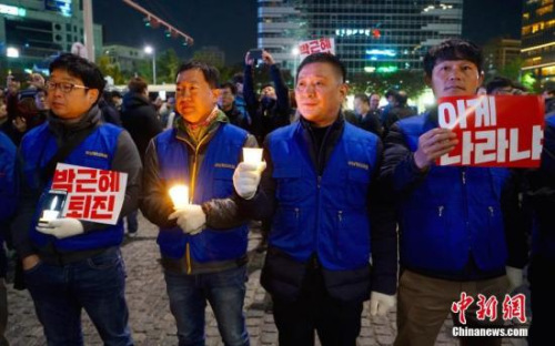 10月29日晚，近两万名韩国民众及民间团体人士在首尔市中心举行烛光集会，谴责“亲信干政事件”给韩国社会带来的不良影响，要求总统朴槿惠对此事负责。中新社记者 吴旭 摄