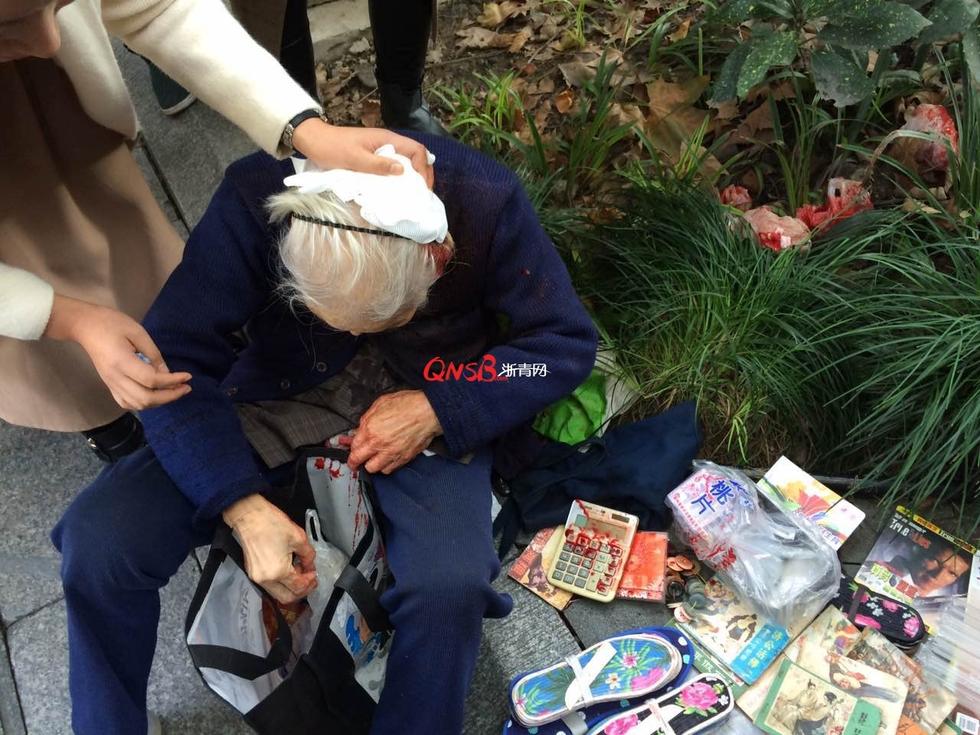 94岁网红奶奶闹市卖鞋垫被双截棍打成重伤