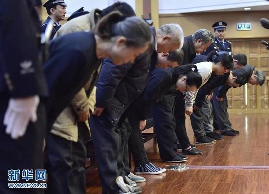图为11月9日，天津中滨海盛卫生安全评价监测有限公司11名直接责任人员在法庭上鞠躬谢罪。新华社记者岳月伟摄 （来自：新华网）