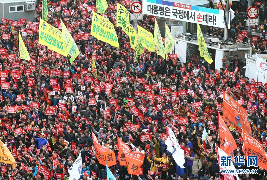 韩国数十万民众集会要求朴槿惠下台