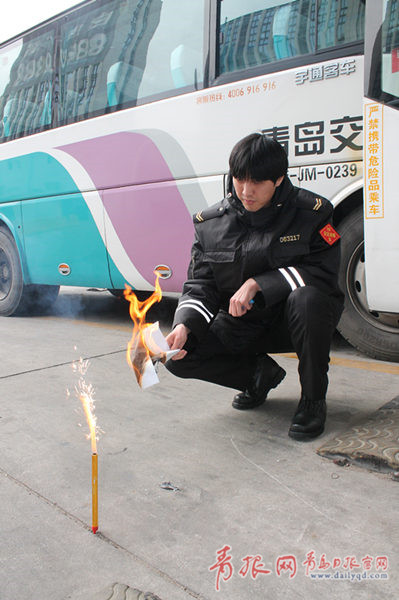 安检人员试验刘先生携带的劣质冷烟火也可以产生明火.jpg