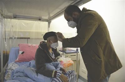 36岁的以色列人小麦在照顾患病的41岁女友徐冉