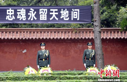 中国空军女飞行员余旭长眠故土 逾35万人祭悼