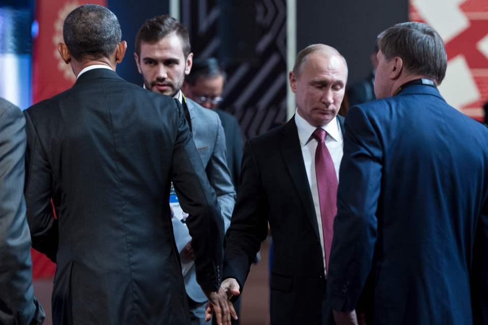 最尴尬问候 奥巴马和普京见面冷漠握手不看对方