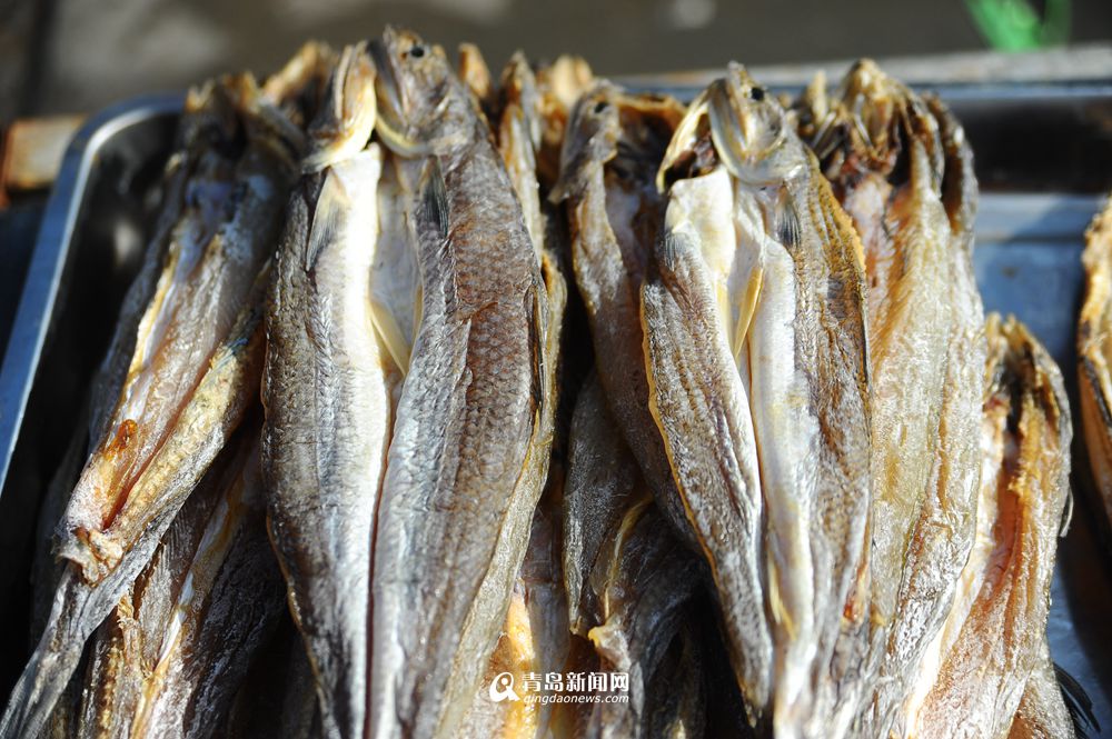 高清:初冬晒鱼卖得火 1米长的干刀鱼你吃过吗