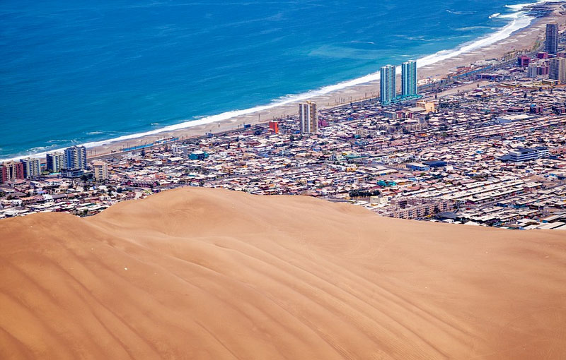 智利城市被巨型沙丘包围如荒漠明珠