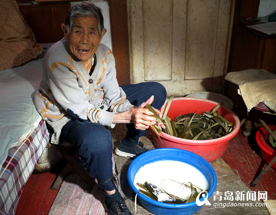 青岛有位“自强奶奶” 92岁包粽子卖补贴家用