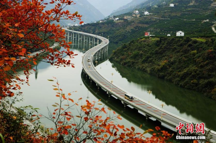 中国国内首条水上生态环保公路现绝美秋景