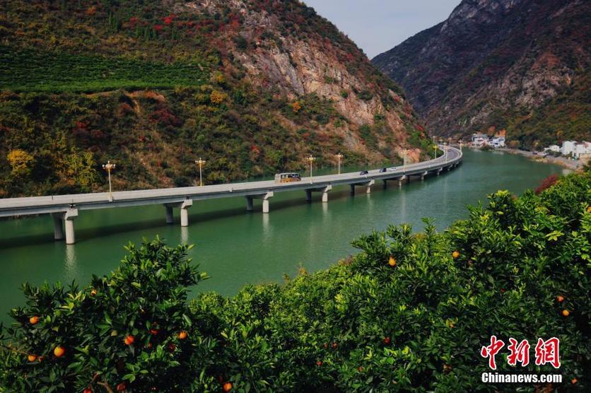 中国国内首条水上生态环保公路现绝美秋景