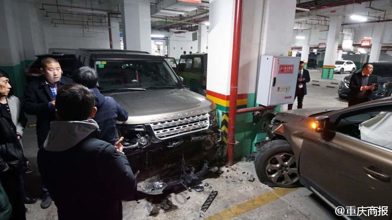 重庆一车辆失控酿事故 