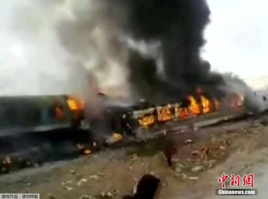 伊朗火车相撞事故至少44死100伤 因天气原因导致