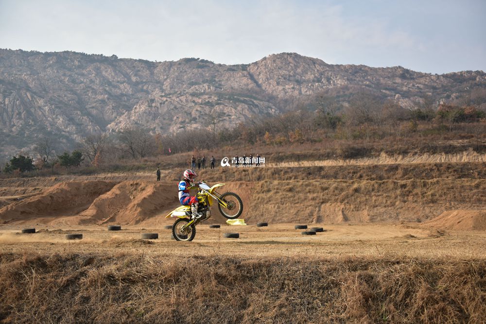高清：藏马山上演摩托挑战赛 车手大秀高难度
