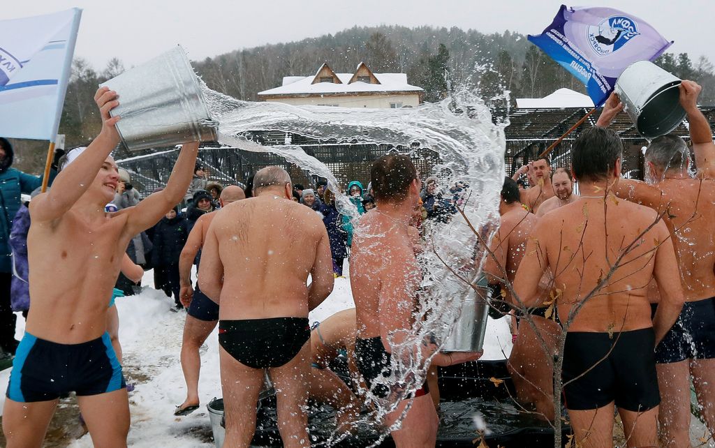 俄罗斯民众雪地中挑战冰桶 庆祝北极熊日(图)
