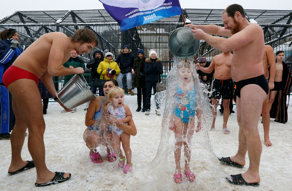 俄罗斯民众雪地中挑战冰桶 庆祝北极熊日(图)
