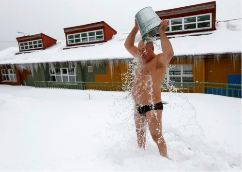 战斗民族们这样过冬:雪地冰桶挑战 庆北极熊日