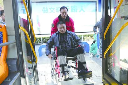 338辆无障碍公交车明年启用 方便残疾人上下车
