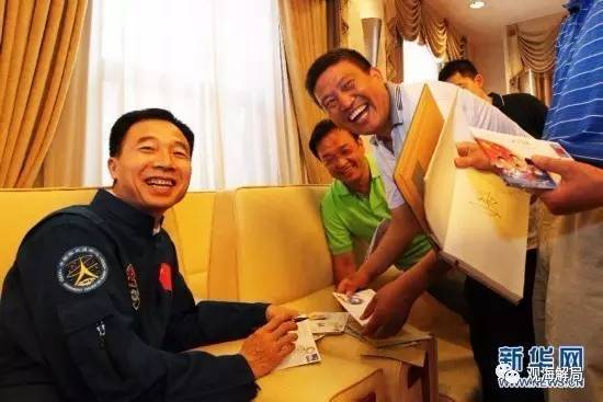 （2012年7月13日，航天员景海鹏、刘旺、刘洋结束为期14天的隔离恢复期，在北京航天城航天员公寓与媒体记者见面并回答提问。）