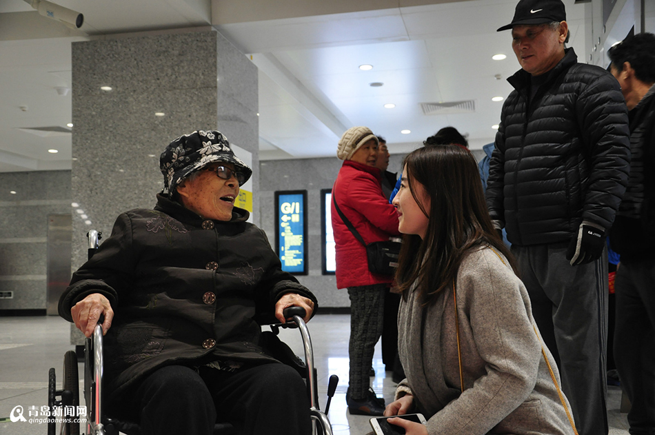 3号线全线试乘 89岁老奶奶坐轮椅来体验