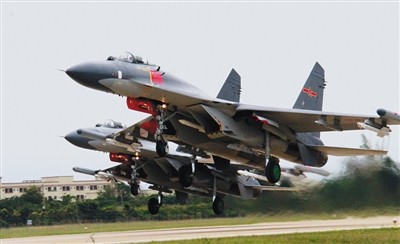中国空军新闻发言人申进科日前表示，中国空军11月25日出动多型战机同时飞越巴士海峡宫古海峡。图为战机依令起飞。新华社发