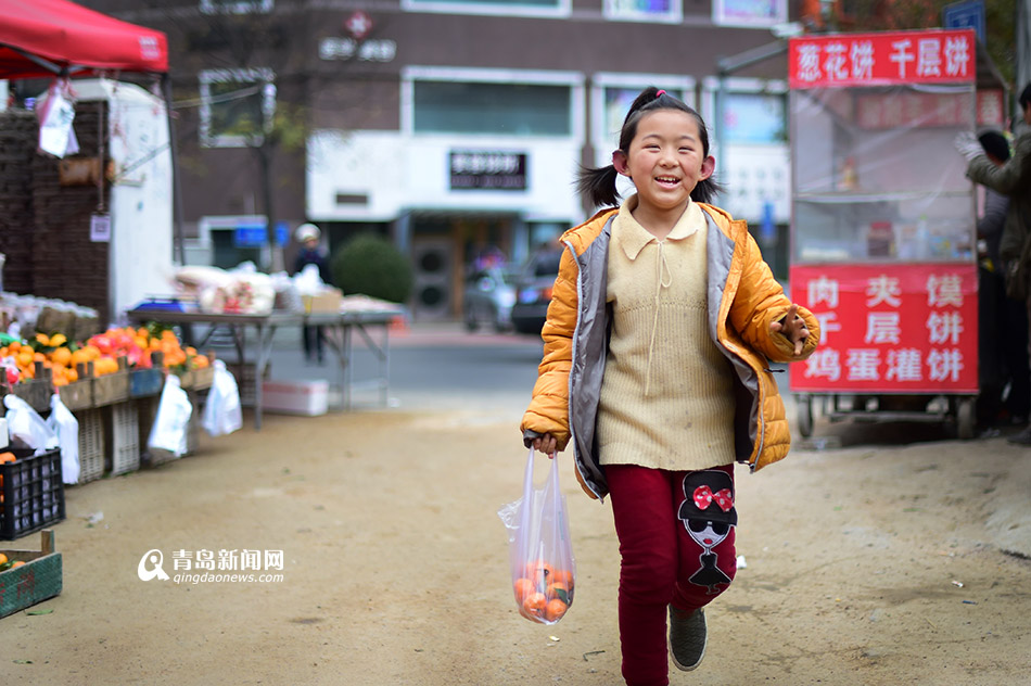 【青岛故事】卖水果的小女孩:我的妈妈不在了