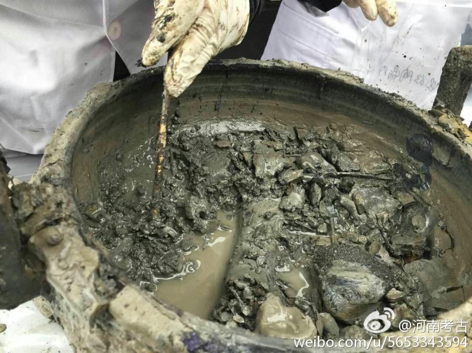 河南考古现场挖出古董级牛肉汤 骨头清晰可见