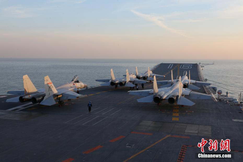 中国海军组织航母编队实际使用武器演习