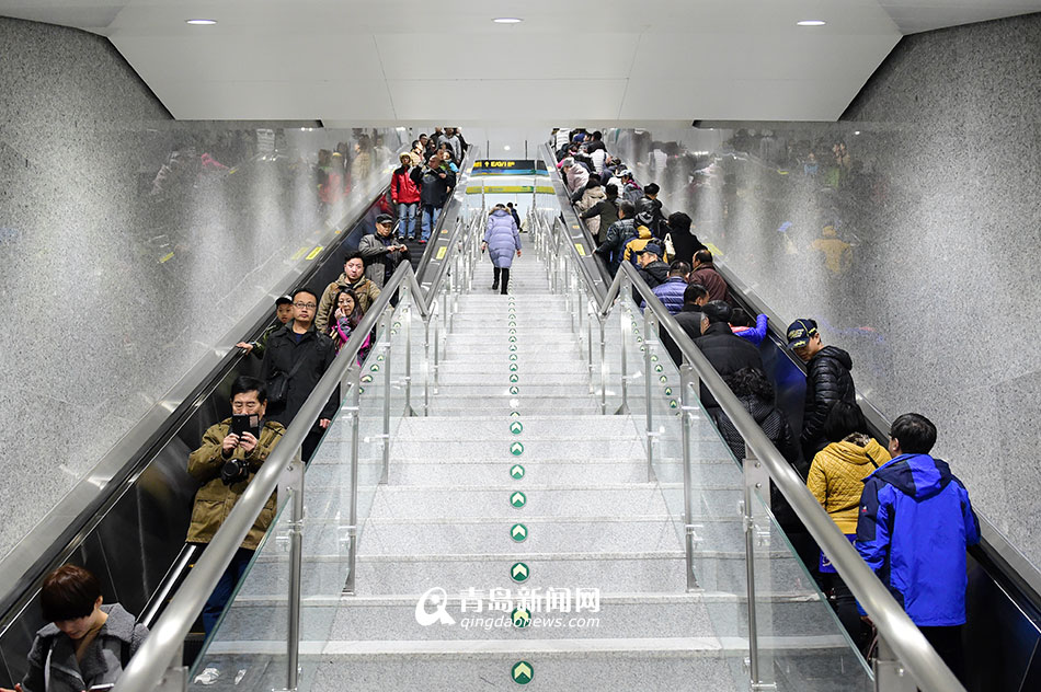 青岛地铁3号线通车首日 13万市民来尝鲜