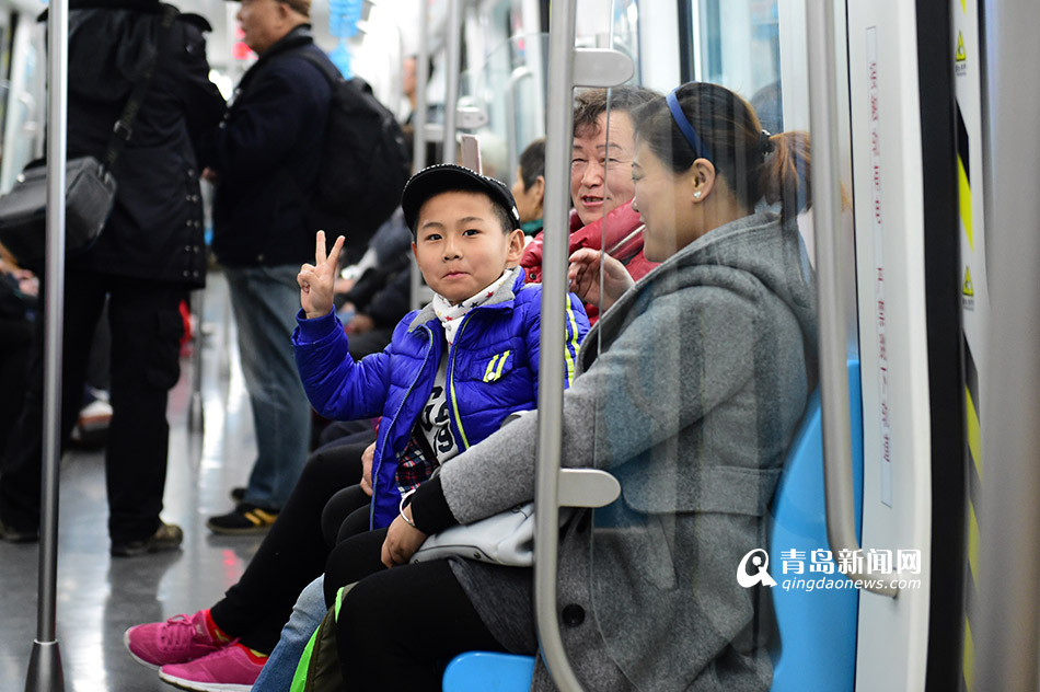 青岛地铁3号线通车首日 13万市民来尝鲜