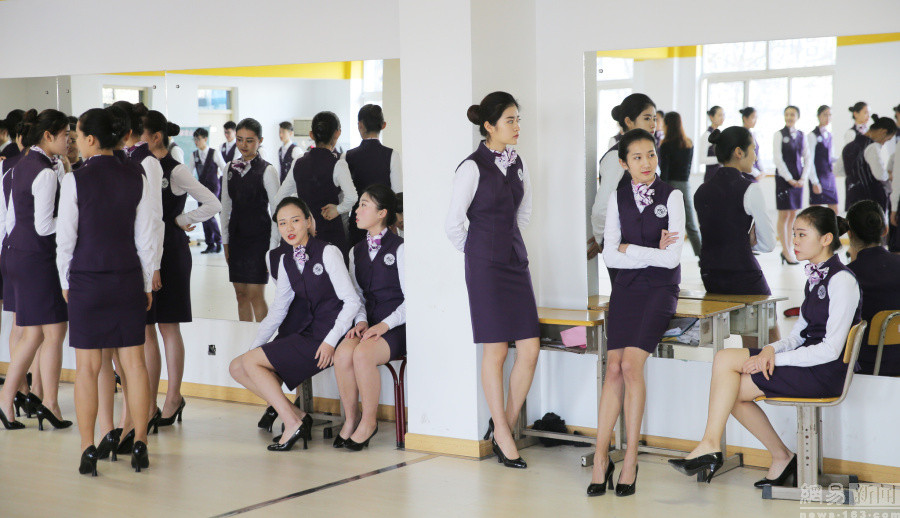 青岛高中女生身穿制服练仪态 备战空乘艺考