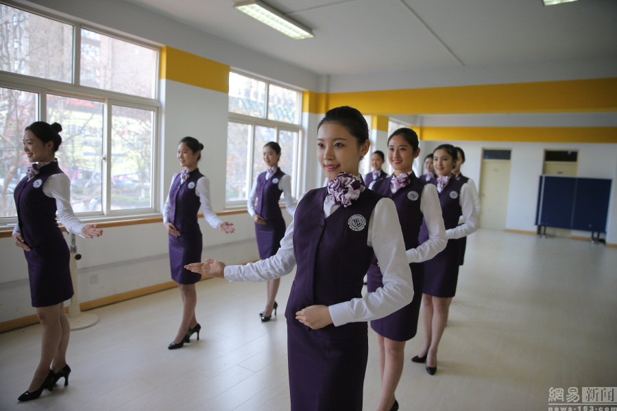 青岛高中女生身穿制服练仪态 备战空乘艺考