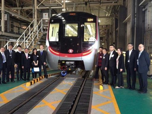 3月中旬抵港的中国全自动地铁列车迎来首批参观香港客人