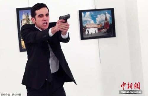 俄罗斯外交部证实俄驻土耳其大使安德烈·卡尔洛夫12月19日在安卡拉出席一个展览活动时被枪击身亡。图为男子举枪刺杀安德烈·卡尔洛夫。