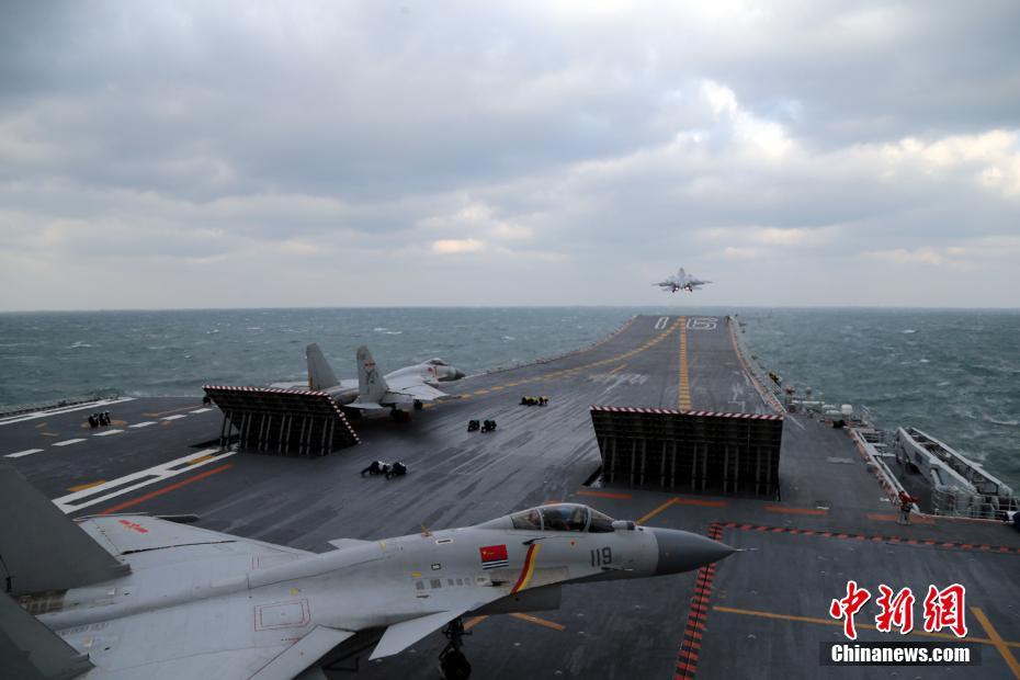 中国航母编队执行跨海区训练和试验任务