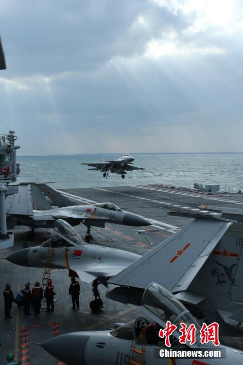 中国航母编队执行跨海区训练和试验任务