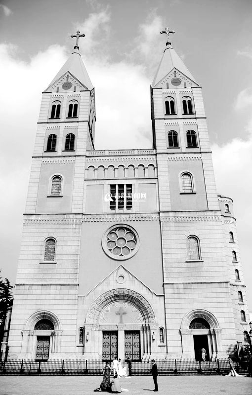 高清:黑白视角看老城区三座教堂 感受穿越之美