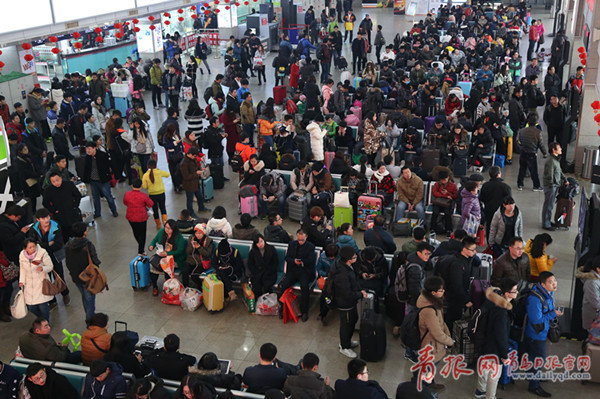 青岛汽车站迎客流高峰 3.5万旅客提前回家