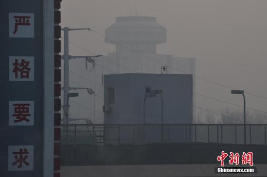 2016年12月30日，北京处于中重度空气污染。北京29日下午发布消息，将从2016年12月30日零时至2017年1月1日24时启动空气重污染橙色预警。“这次重污染过程持续时间长。”中国环境监测总站预报中心值班预报员王威介绍说，从29日晚上开始，京津冀及周边地区的污染过程可能持续到2017年1月6日。 中新网记者 金硕 摄