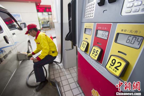 2016年11月2日，山西太原，加油站工作人员给车辆加油。 中新社记者 张云 摄