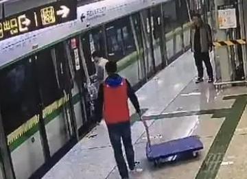 男子推婴儿车强冲地铁门 婴儿车被夹到变形