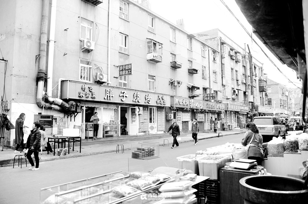 高清：黑白视角看青岛老街 几十年不变的味道