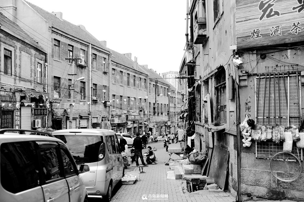 高清：黑白视角看青岛老街 几十年不变的味道