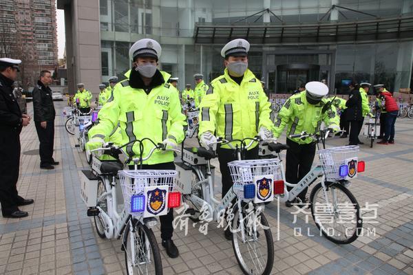 青岛交警换坐骑 骑电动自行车处置警情