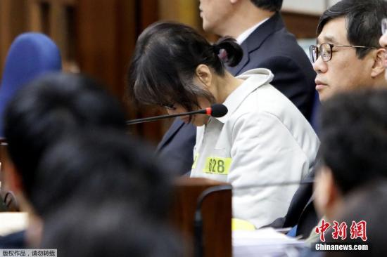 当地时间2017年1月5日，韩国首尔，韩国“干政门”主要嫌犯崔顺实、韩国前总统高级秘书安钟范及前总统私人秘书郑和成出席首场法庭审理。