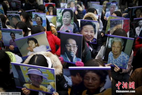 当地时间12月30日，韩国首尔，当地民众手中高举慰安妇的照片，在日本使馆前集会抗议。
