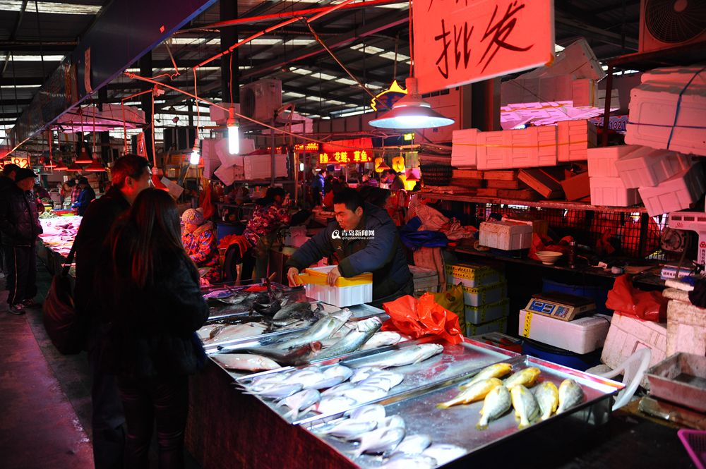 高清：腊月里农贸市场生意火爆 各种海货热卖
